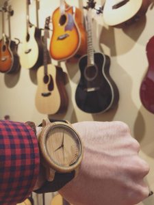 Reloj de madera Cockney negro