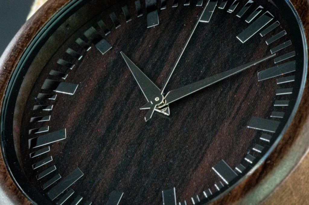 Reloj de madera de sándalo modelo Kurai - Imagen 7
