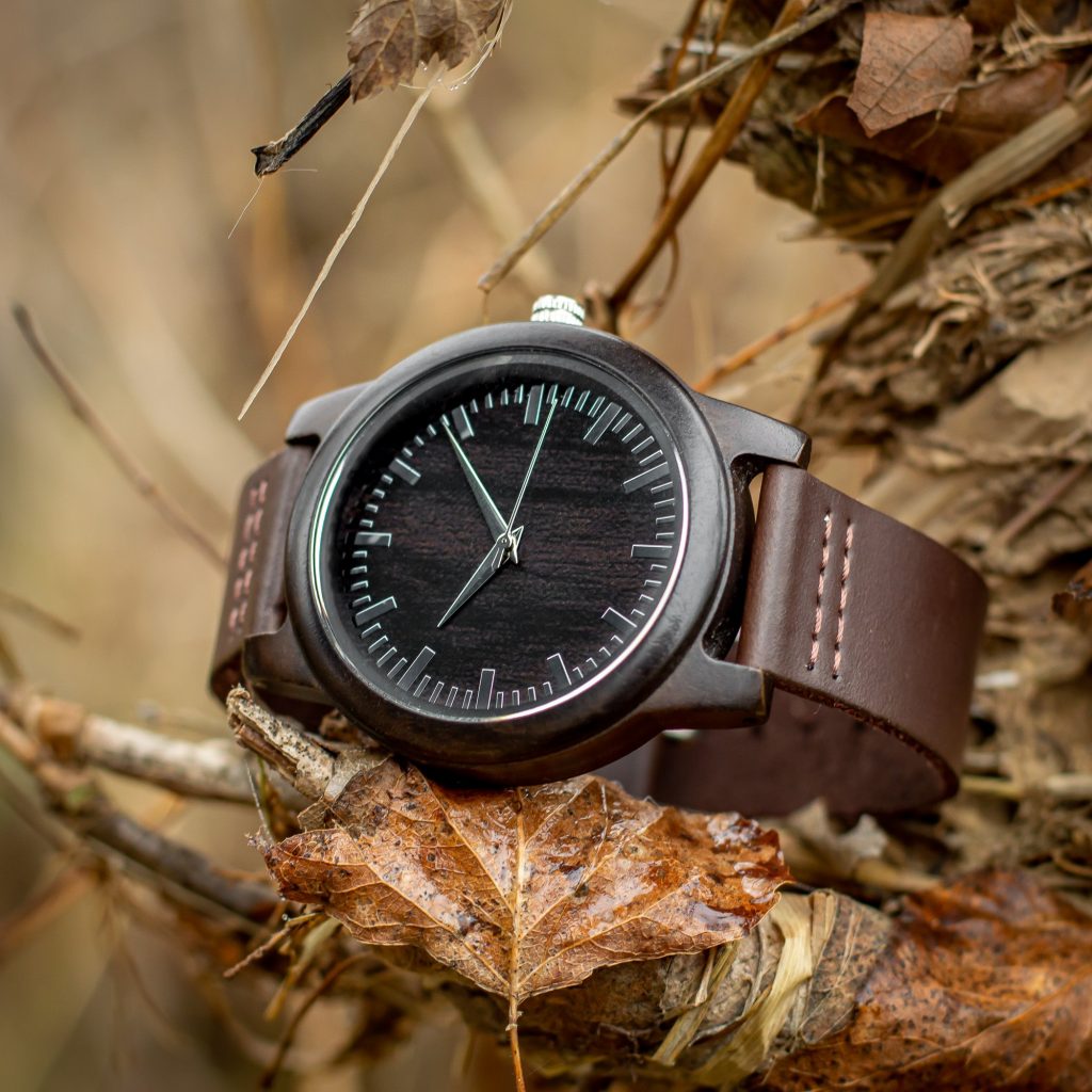 Reloj de madera de sándalo modelo Kurai