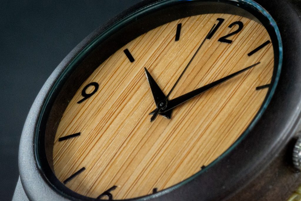 Reloj de pulsera de madera con números en la esfera modelo Terral - Imagen 7