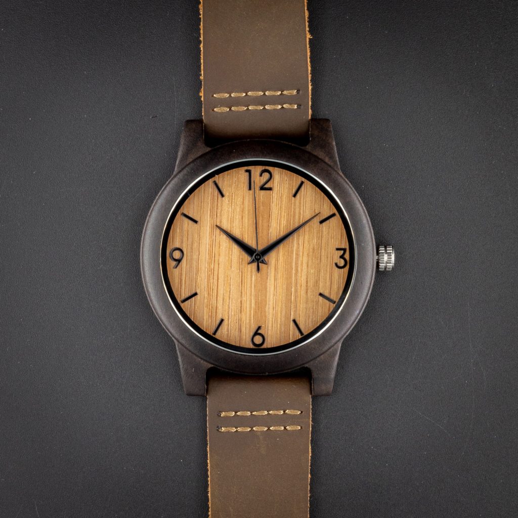Reloj de pulsera de madera con números en la esfera modelo Terral - Imagen 4