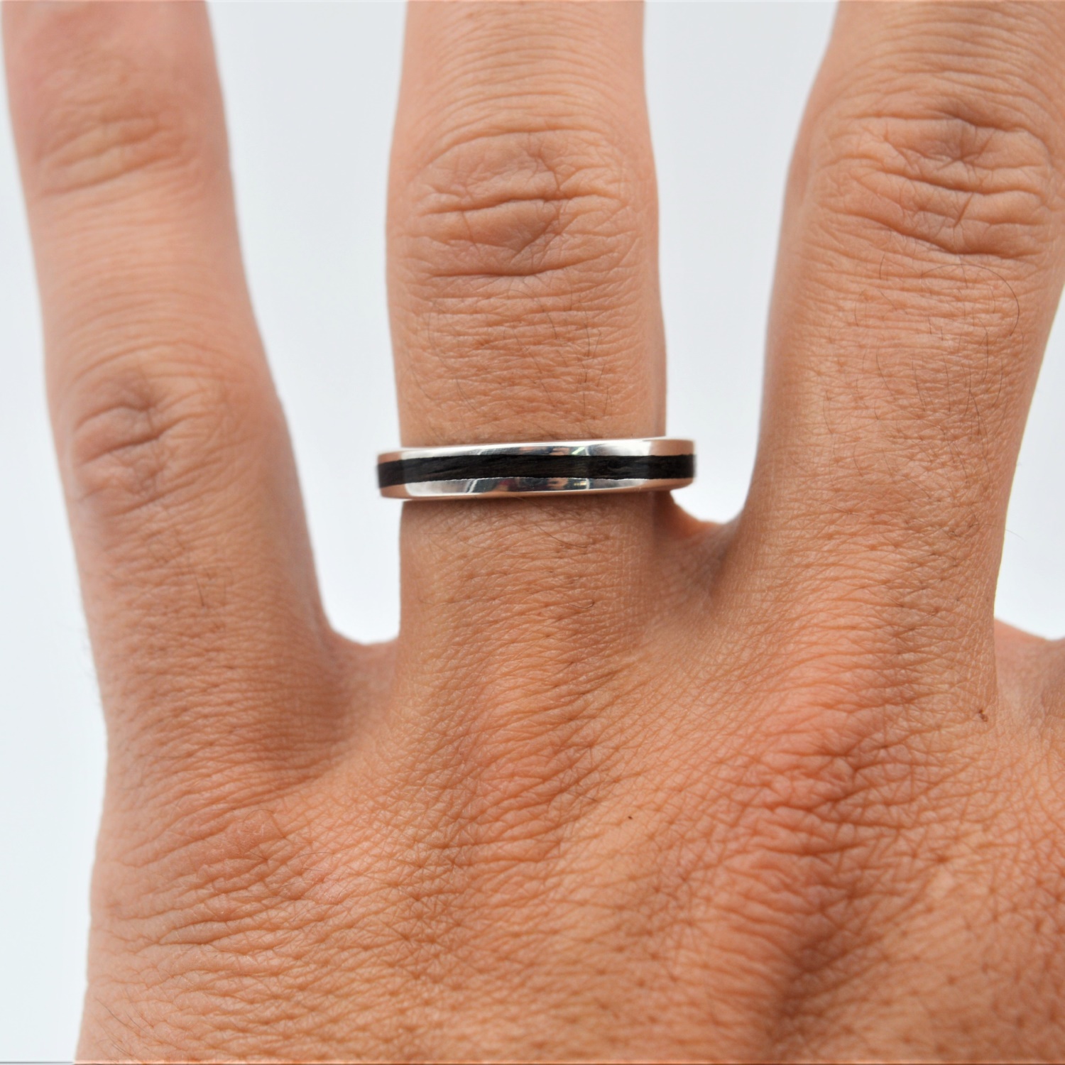 Anillo de compromiso de oro o plata con madera modelo Domei Woodenson Anillo de compromiso de oro o plata con madera modelo Domei Woodenson