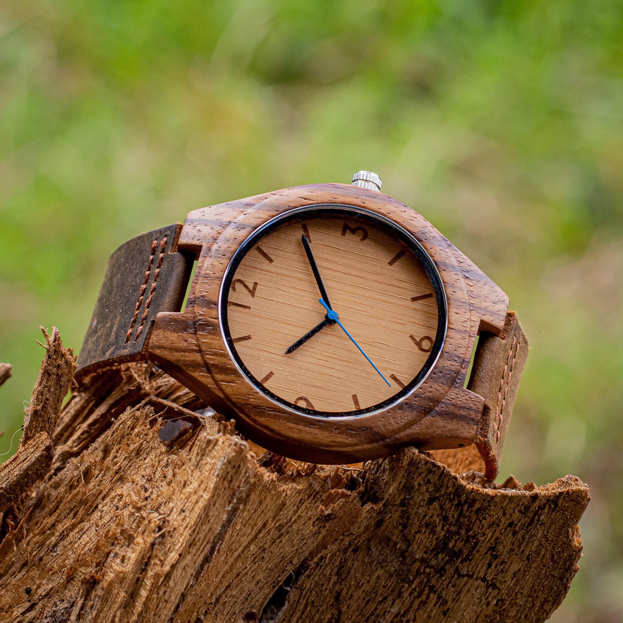 Reloj de madera de zebrano modelo Nara 44mm Woodenson