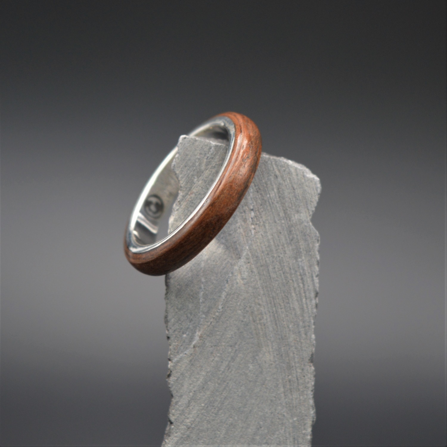 Anillo de compromiso de plata y madera modelo Ziyad Woodenson Anillo de compromiso de plata y madera modelo Ziyad Woodenson