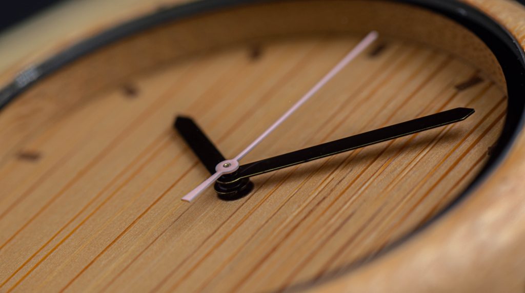 Reloj de madera Cockney Flamingo - Imagen 6