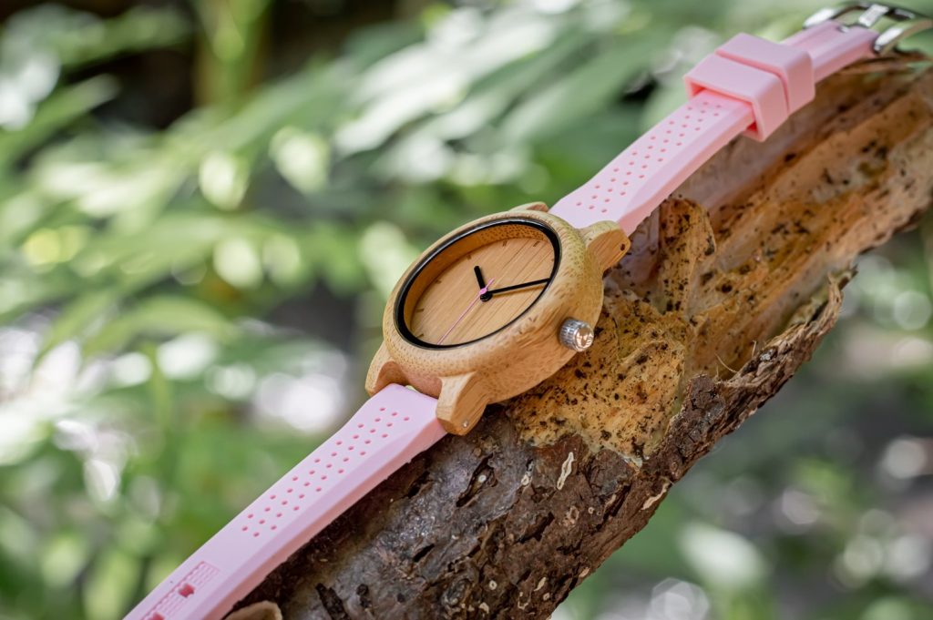 Reloj de madera Cockney Flamingo - Imagen 3