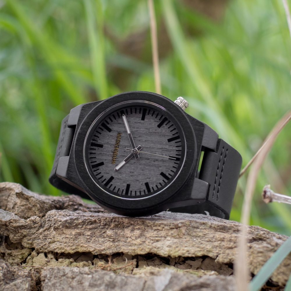 Reloj de madera modelo Kalu Hiru