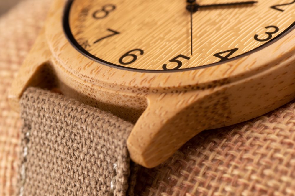 Reloj de madera de bambú con correa de tela modelo Yellowstone - Imagen 5