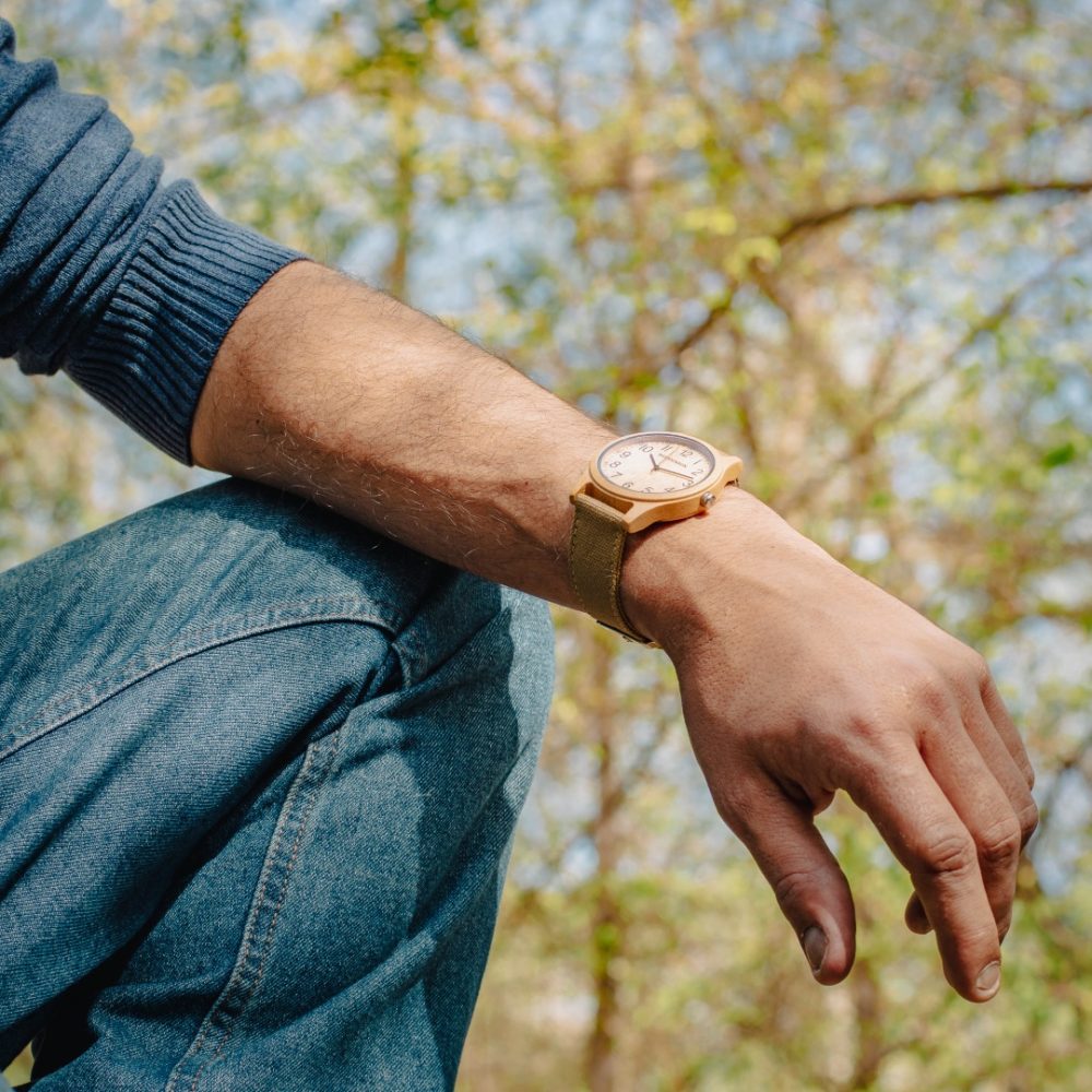 Reloj de madera de bambú con correa de tela modelo Yellowstone - Imagen 7