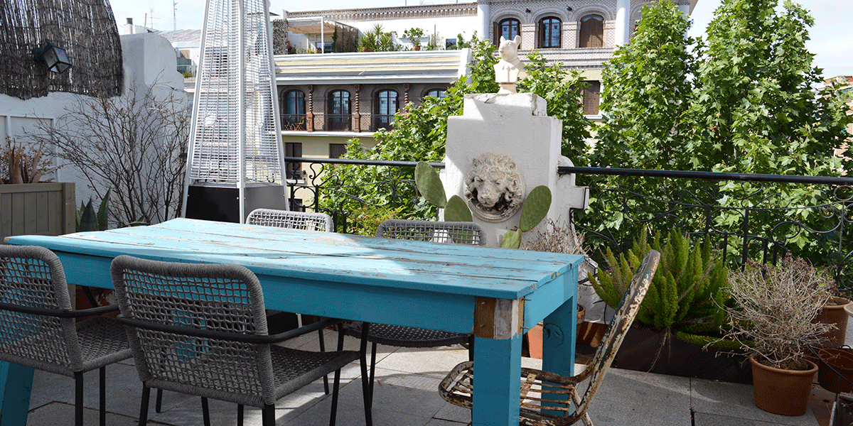 La terraza es una jungla urbana en miniatura, con vegetación exuberante y una atmósfera de retiro secreto en plena ciudad.