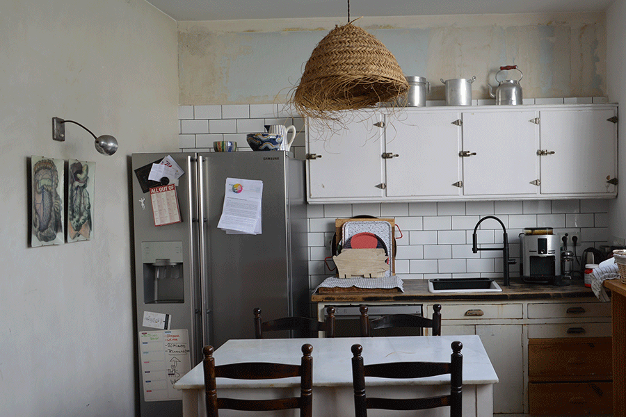 La cocina, funcional y con alma, refleja la misma atención al detalle y a la belleza espontánea que recorre toda la casa.