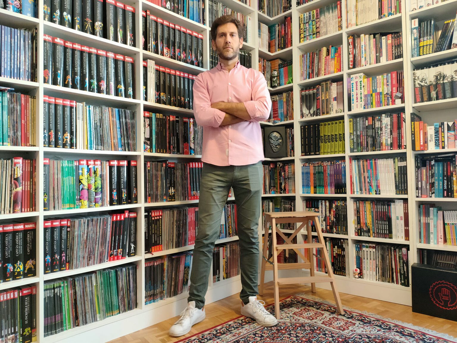 La biblioteca, que también hace las veces de oficina y habitación de invitados, alberga la monumental colección de cómics. Todo está perfectamente clasificado, sin invadir visualmente el ambiente.