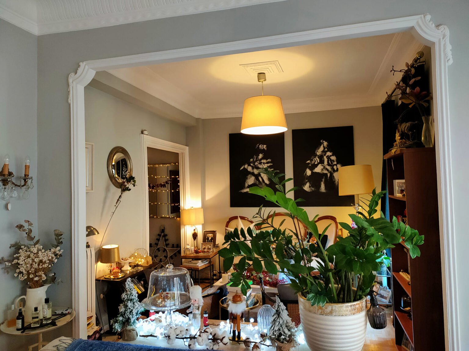 La colección de plantas —más de 50 repartidas por toda la casa— aporta frescura, vitalidad y una presencia silenciosa que equilibra el conjunto