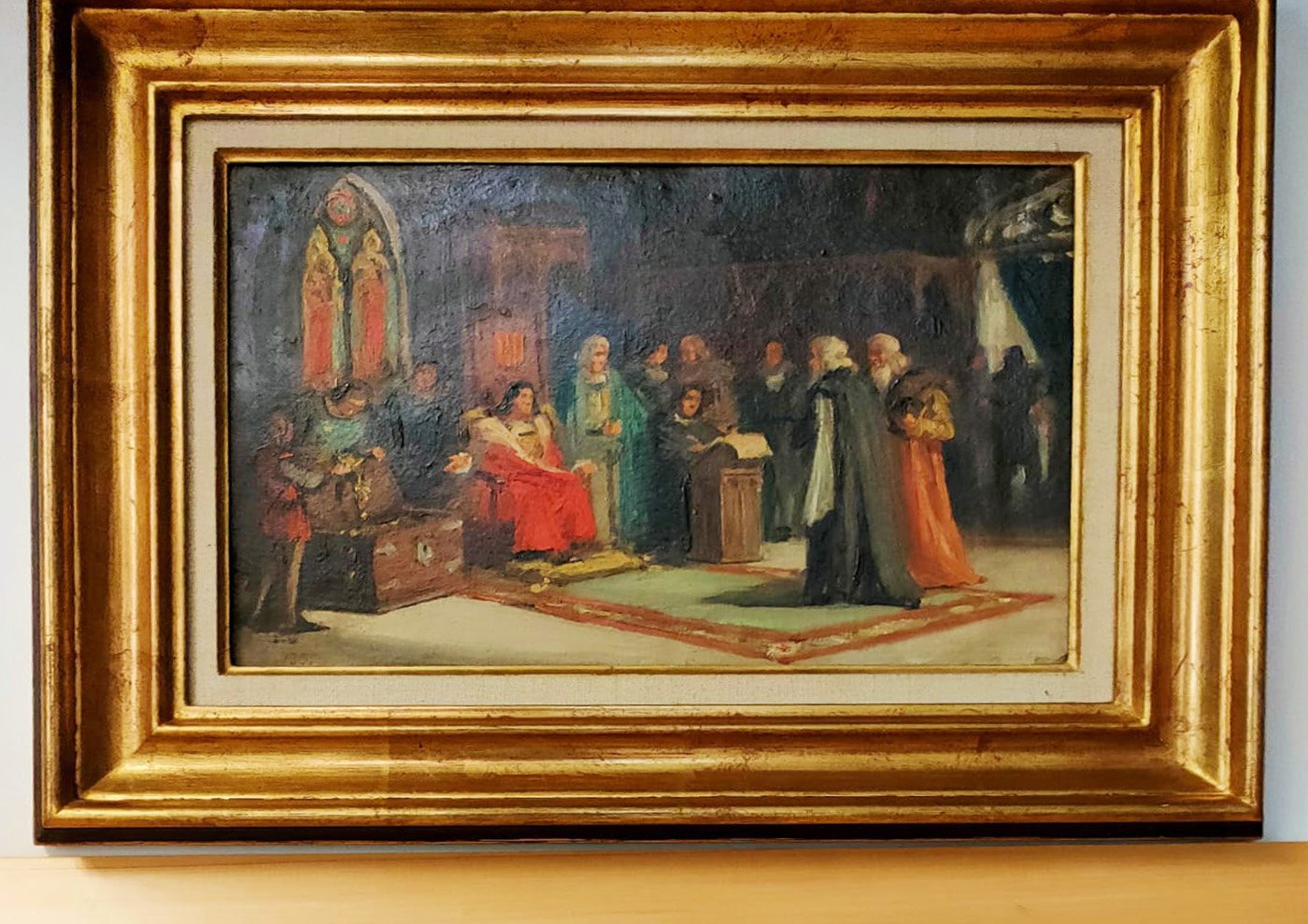 La iluminación escénica convierte el pasillo en un espacio narrativo. En una hornacina azul, un guiño a Matisse y una obra que rompe con lo establecido anuncian el tono de lo que vendrá.