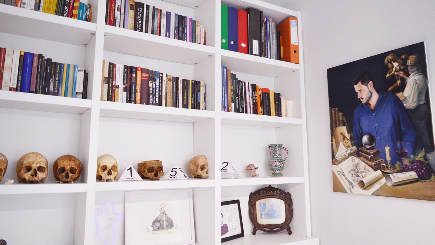 El clavicordio —instrumento y altar personal— convive con primeras ediciones, objetos simbólicos y bocetos de artistas como Jorge Gay. La música es aquí un puente hacia la introspección.