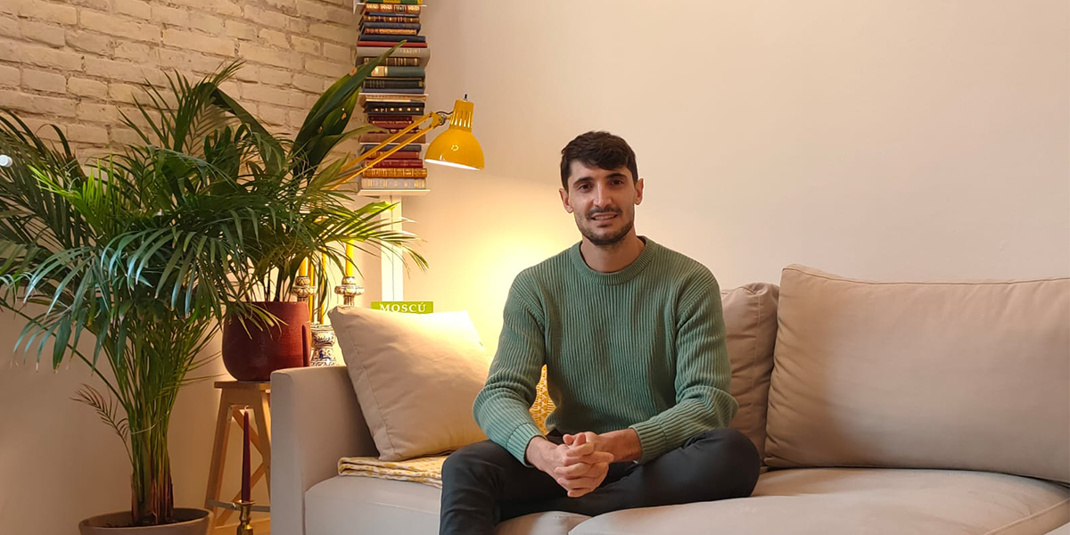 Ander posa junto a una pintura firmada por Dubon. La obra, una alegoría paisajística, llegó tras subirla por el hueco de la escalera. Historia y estética republicana.