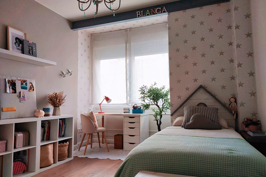 En el dormitorio de Blanca, el papel de estrellas, el escritorio y los tonos empolvados crean un ambiente femenino y sereno.