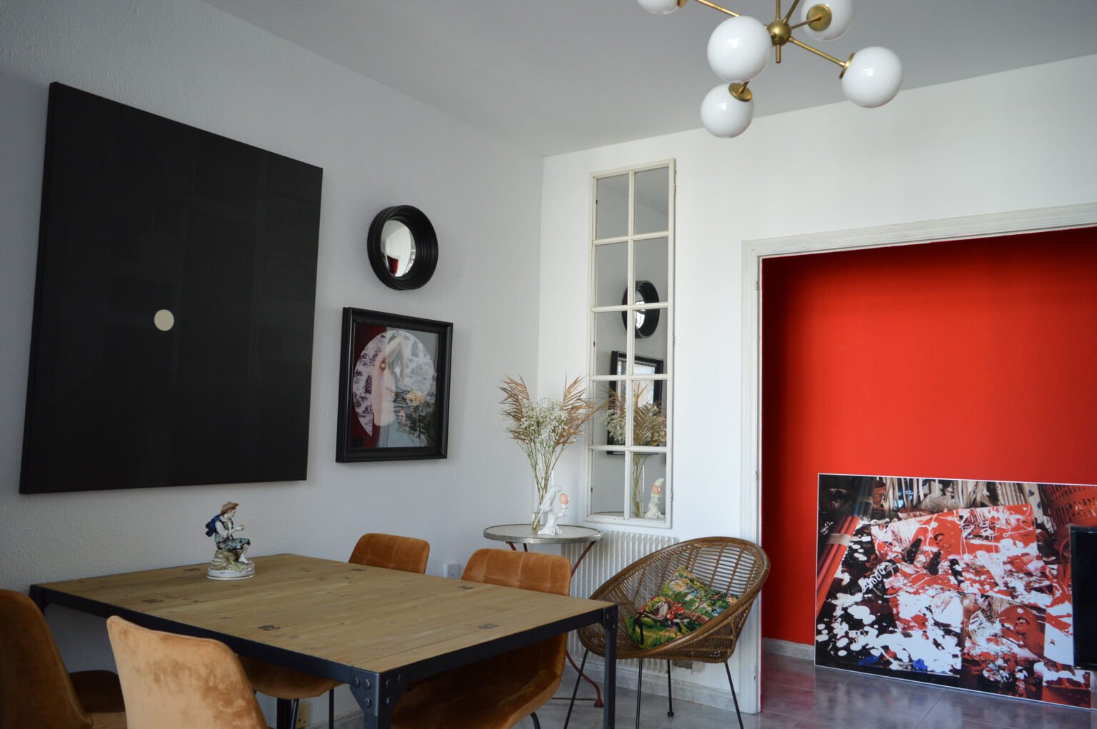 Comedor artístico: obras de Fernando Martín Godoy, carteles de cine, y una mesa industrial como eje creativo.