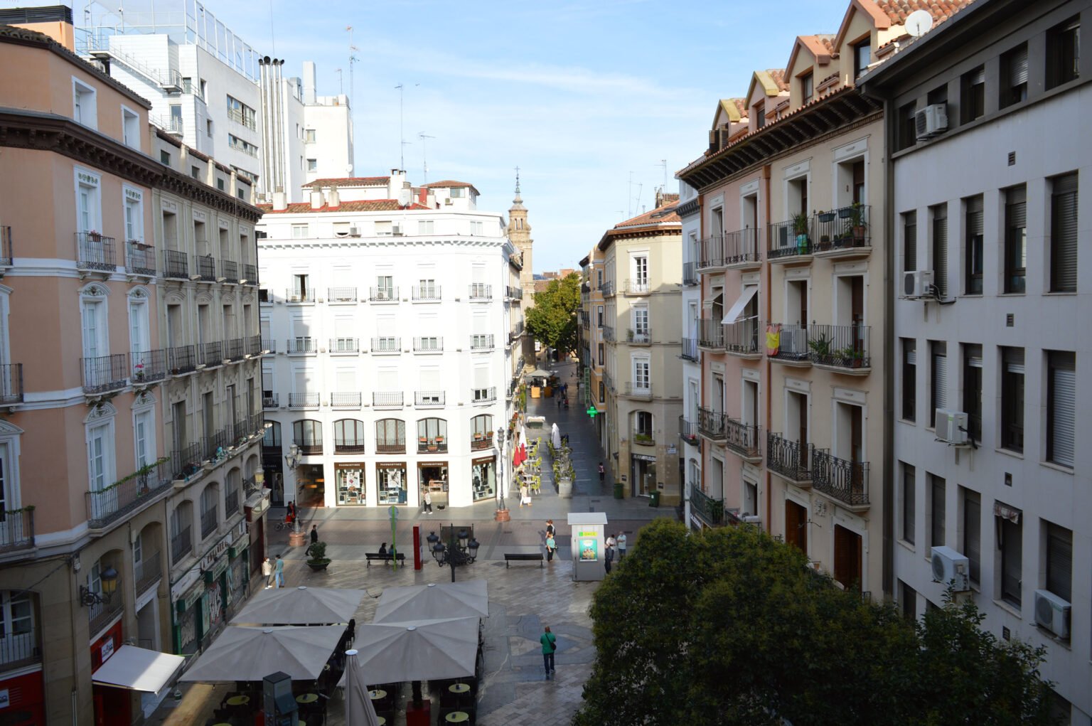 La vista desde el mirador: la Plaza de Sas, con la torre de San Felipe al fondo y tejados afrancesados.