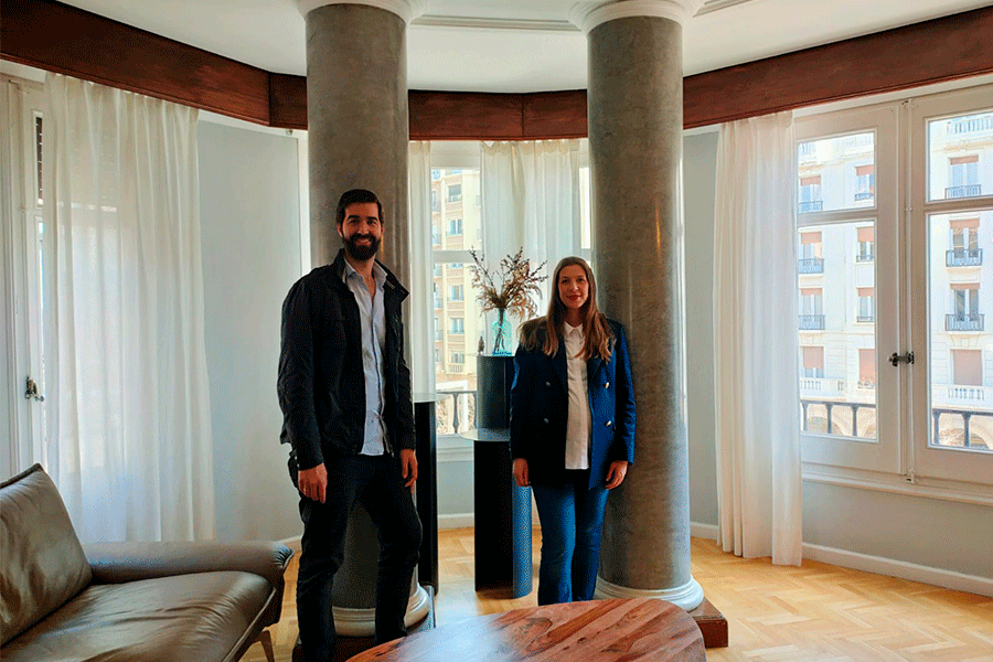 José María y María, junto a las columnas de su salón. Conversaciones y decisiones se elevan a lo simbólico.