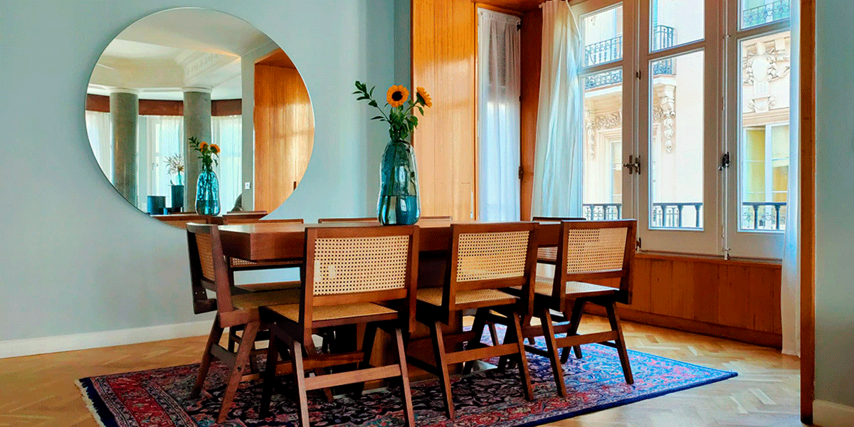 El comedor, bañado por la luz que entra por los balcones, conserva el espíritu de lo que fue: showroom de Paris/64. Hoy es un lugar para reuniones, comidas y vida familiar.